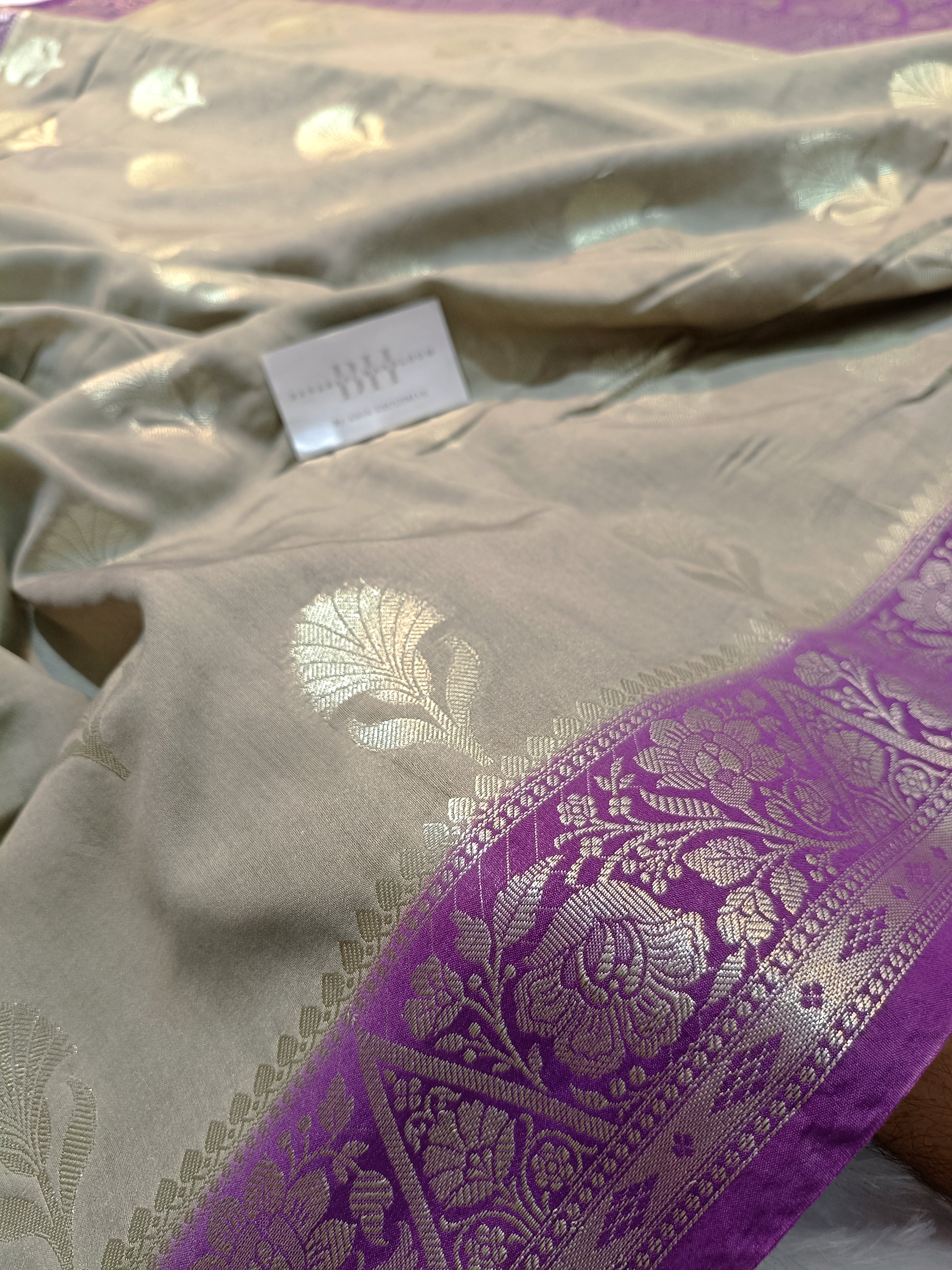 Chiniya Silk Banarasi Saree with Floral Buti & Contrast Border