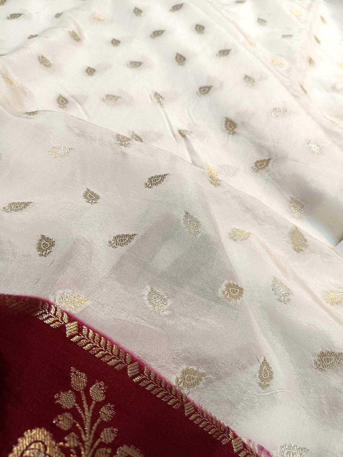 Pure Viscose Silk Banarasi Saree with Booti Design and Contrast Border
