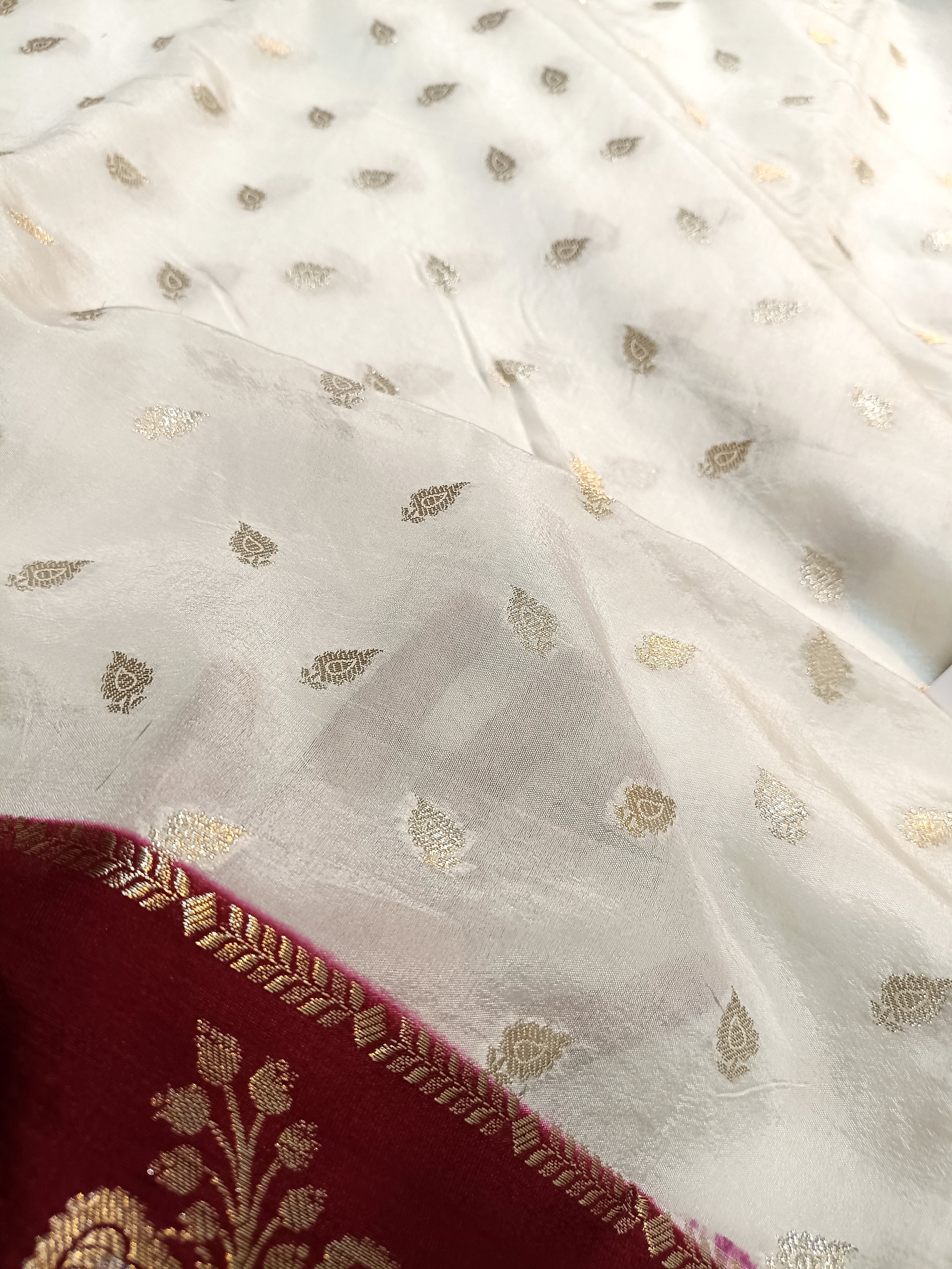 Pure Viscose Silk Banarasi Saree with Booti Design and Contrast Border