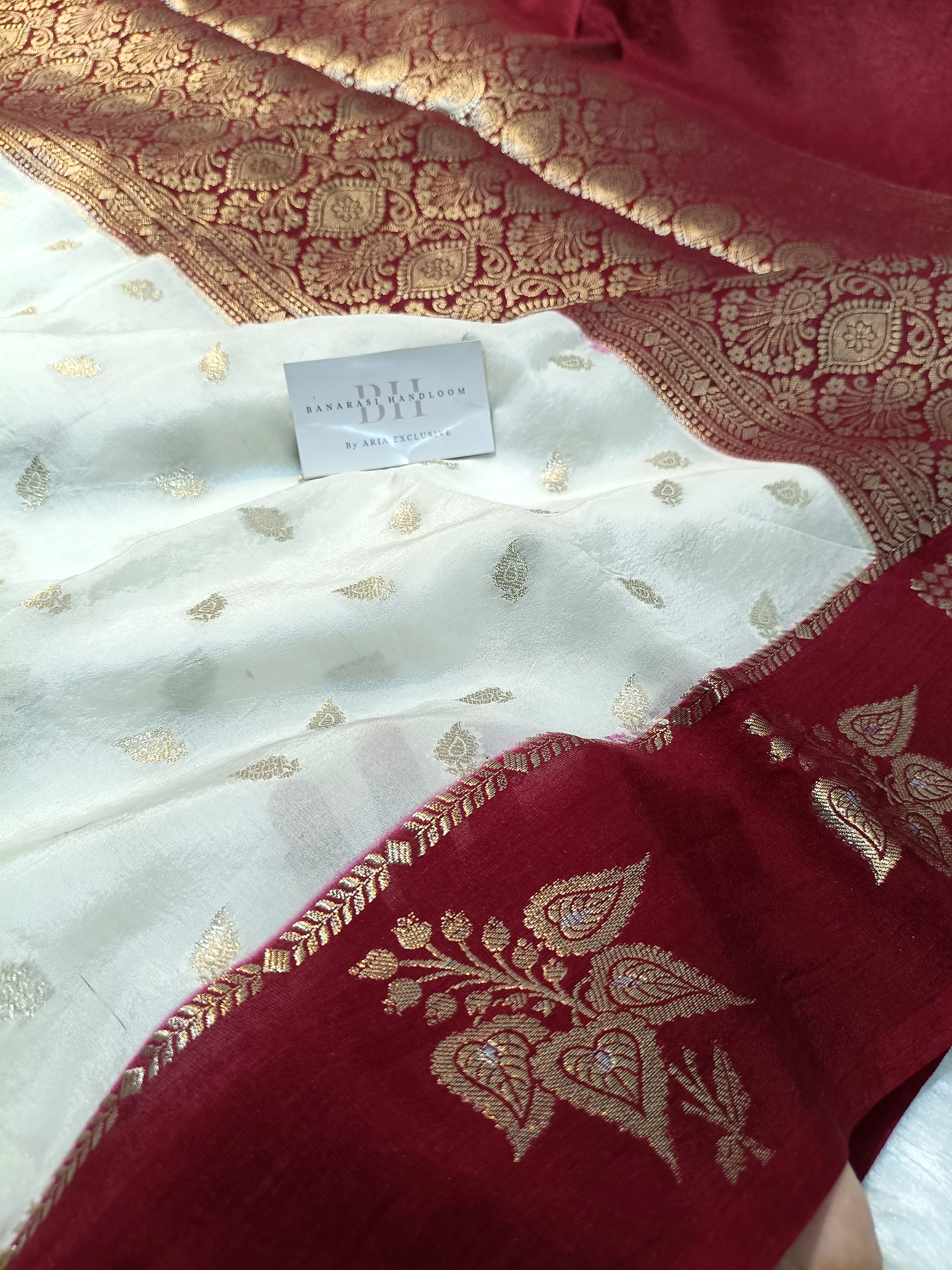 Pure Viscose Silk Banarasi Saree with Booti Design and Contrast Border