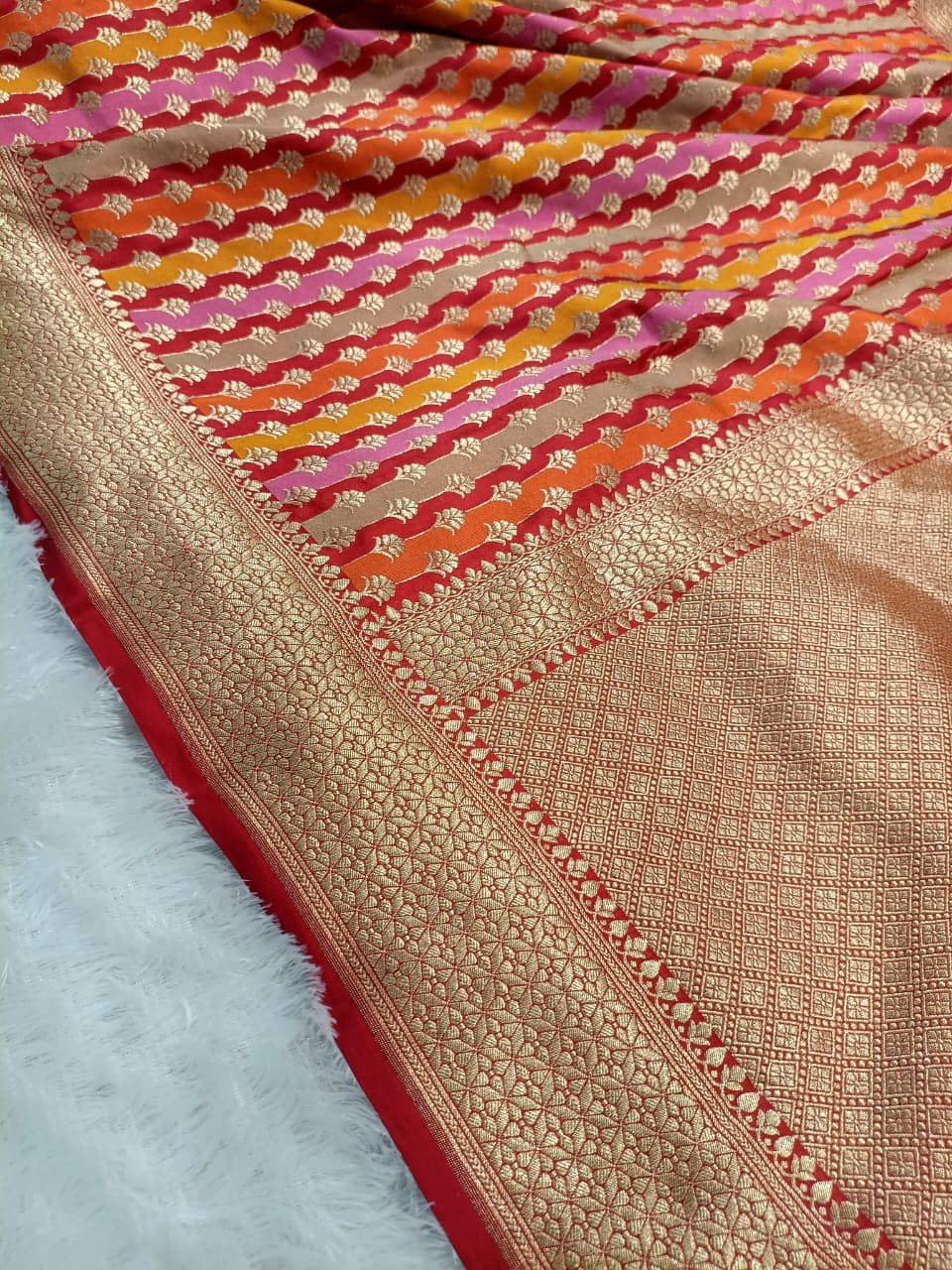 Bridal Red Shade Handwoven Kataan Silk Rangkaat Banarasi