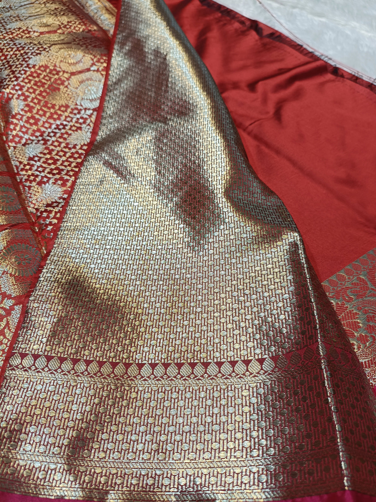 Red Shade Paper Silk Border & Anchal Banarasi
