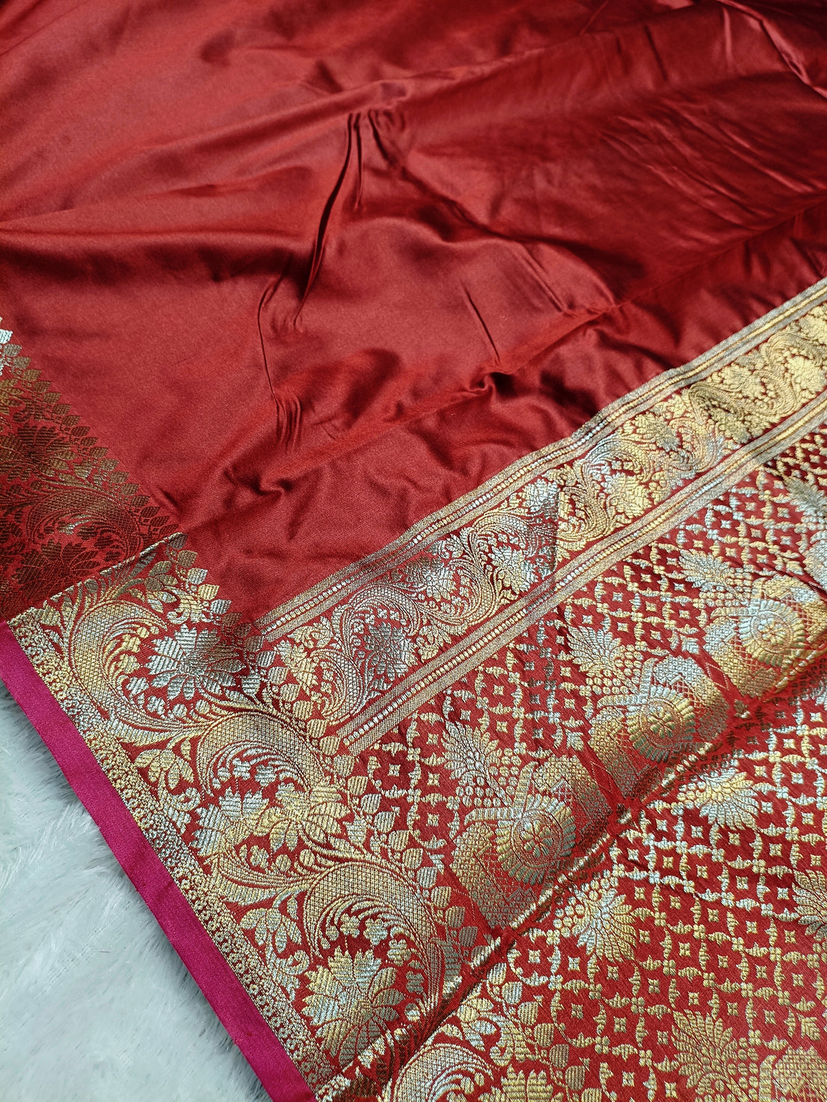 Red Shade Paper Silk Border & Anchal Banarasi