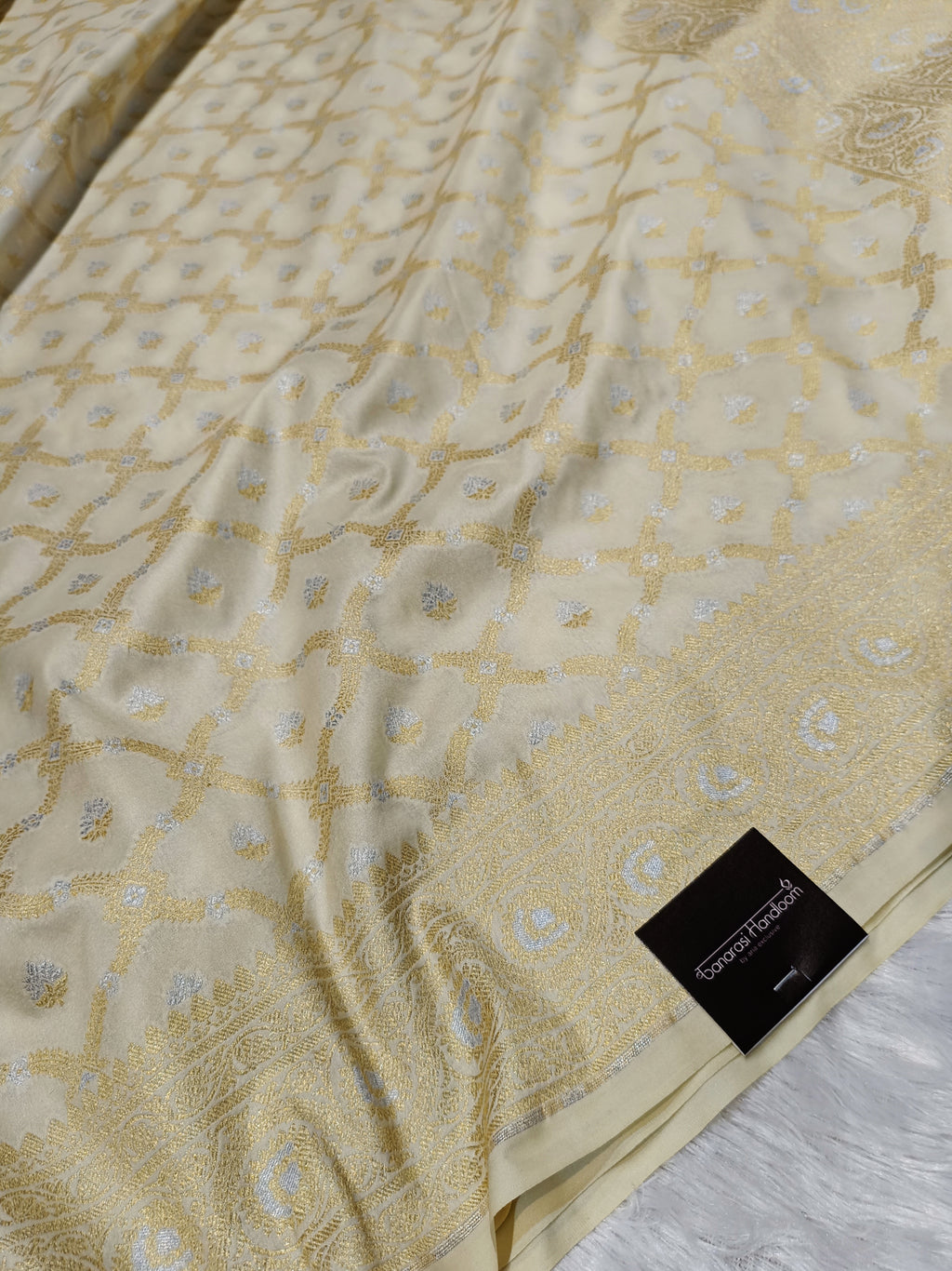 Off-White Shade Handwoven Kataan Silk Saree