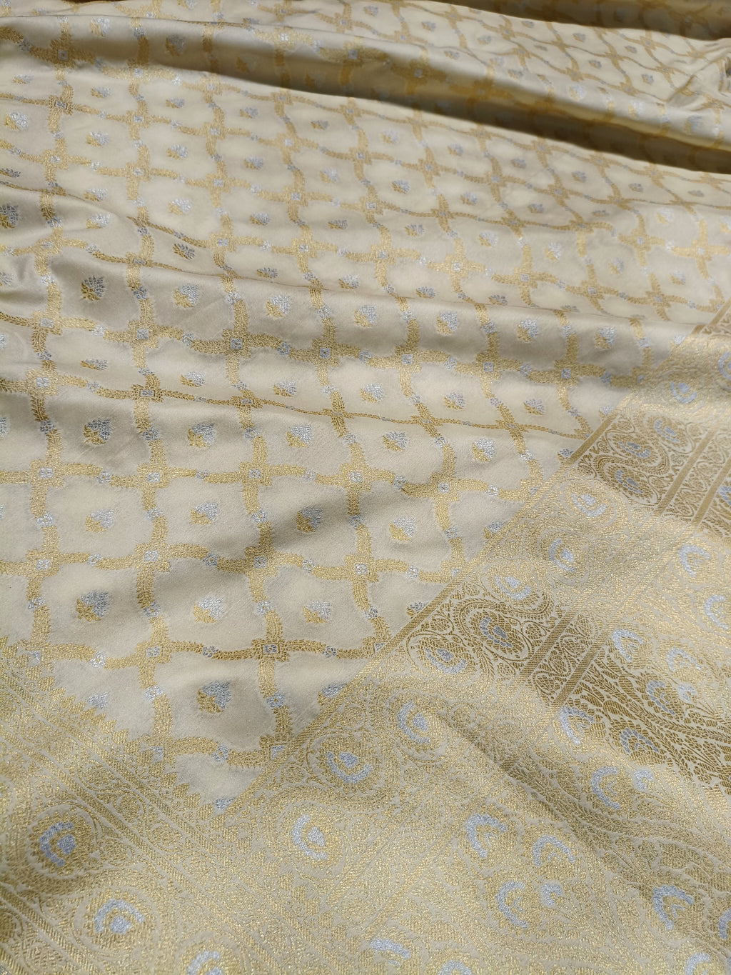 Off-White Shade Handwoven Kataan Silk Saree