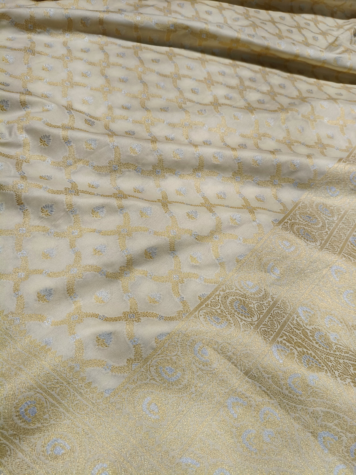 Off-White Shade Handwoven Kataan Silk Saree