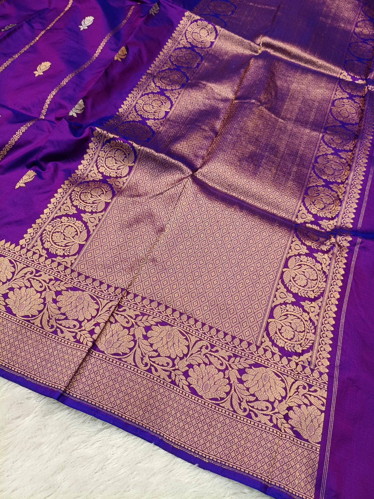 Magenta Purple Shade Handwoven High Percentage Kataan Silk Banarasi