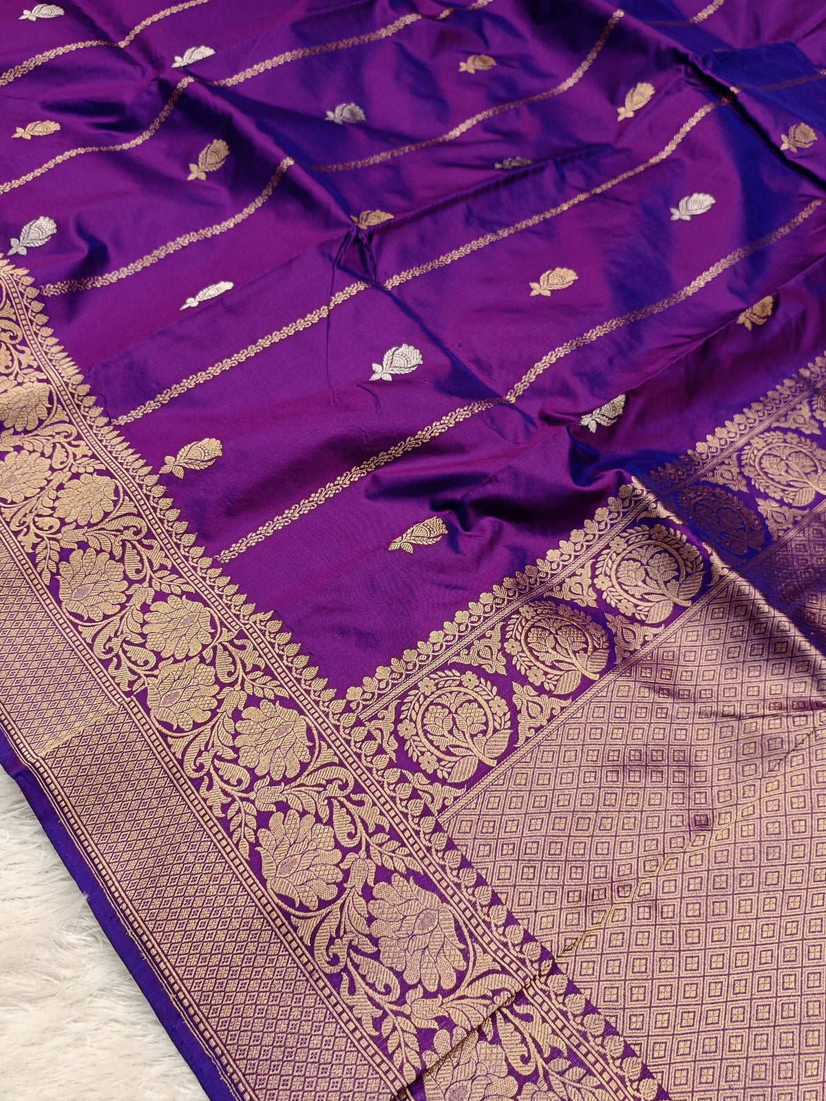 Magenta Purple Shade Handwoven High Percentage Kataan Silk Banarasi
