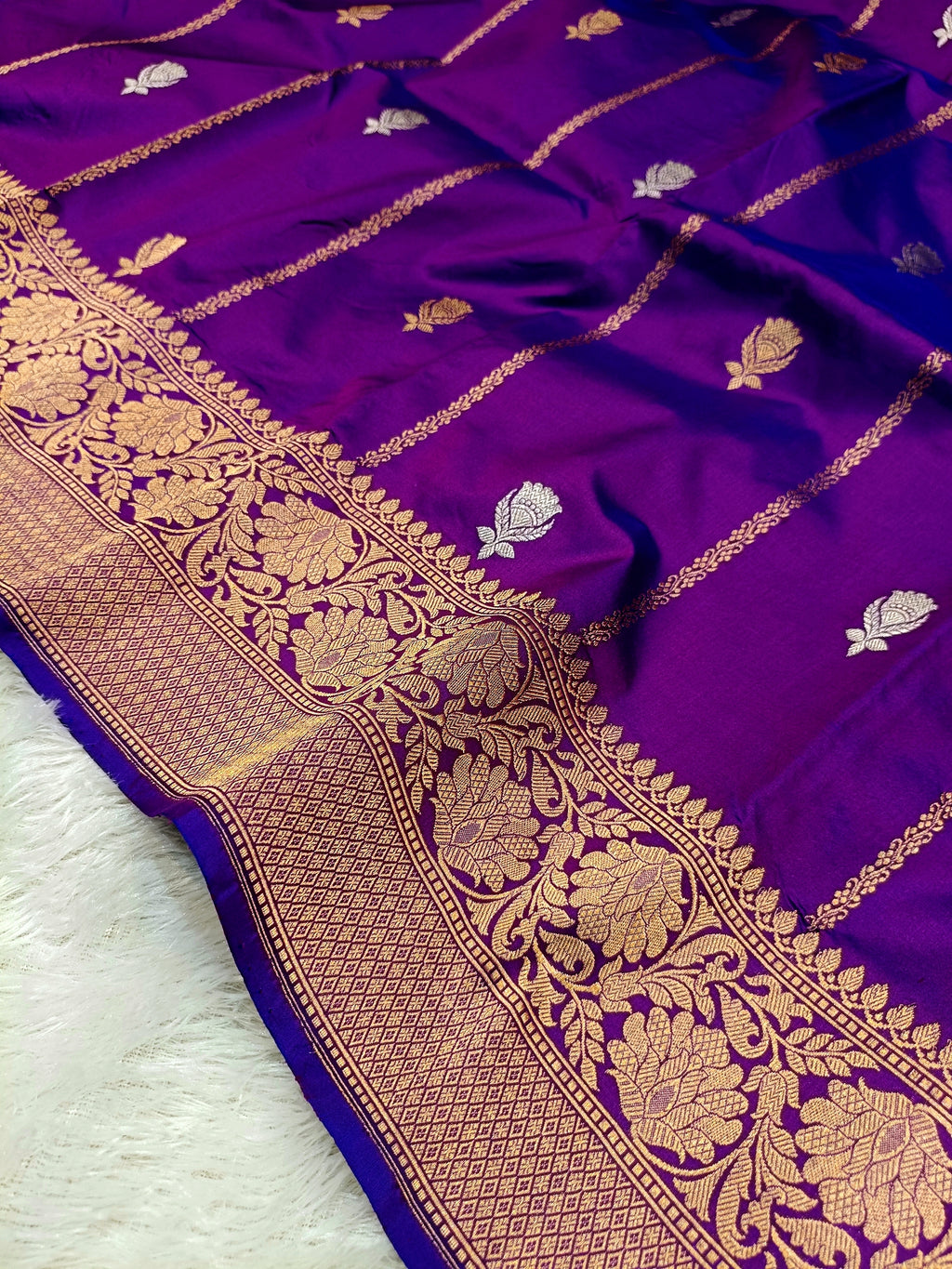 Magenta Purple Shade Handwoven High Percentage Kataan Silk Banarasi