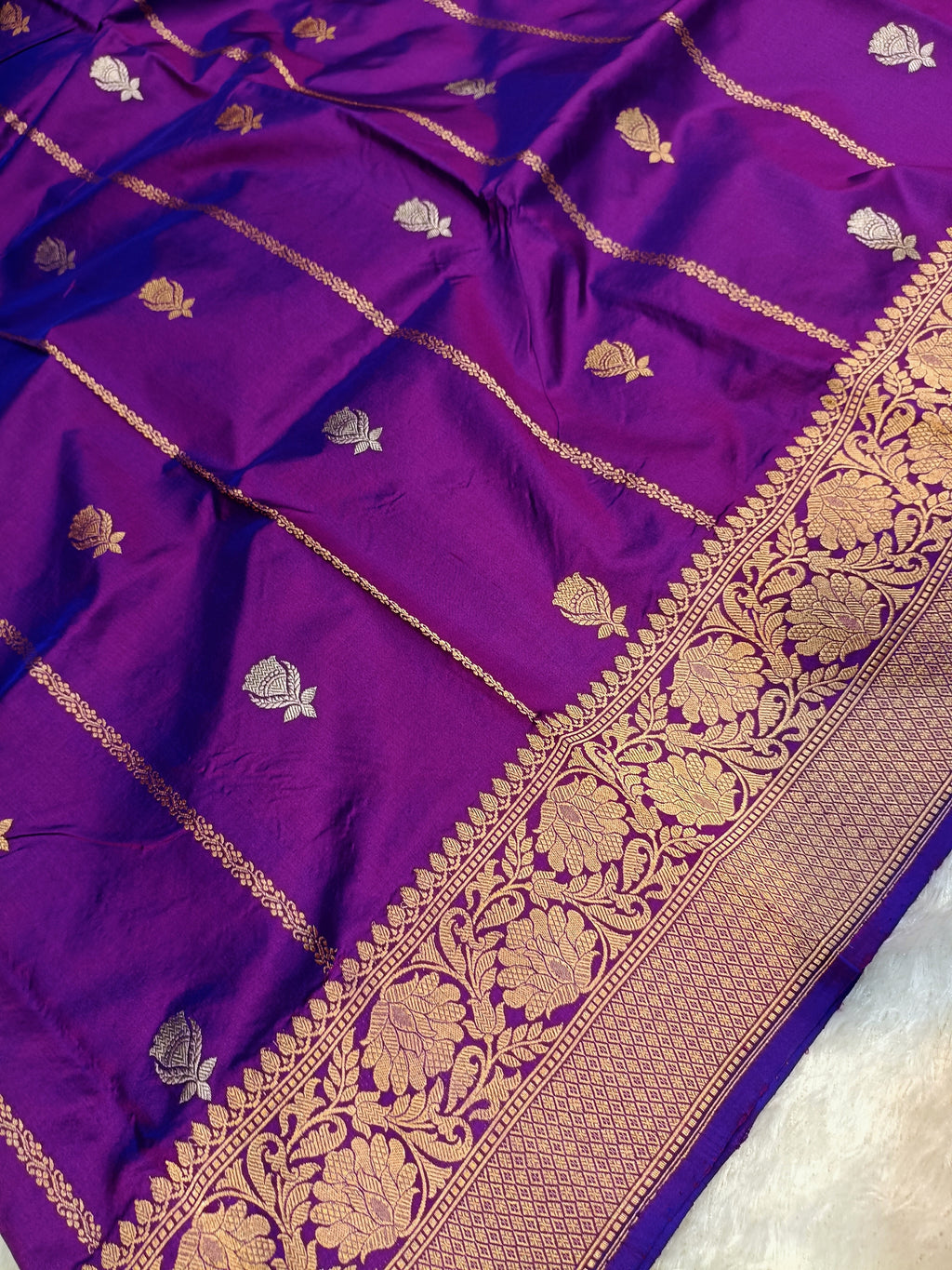 Magenta Purple Shade Handwoven High Percentage Kataan Silk Banarasi