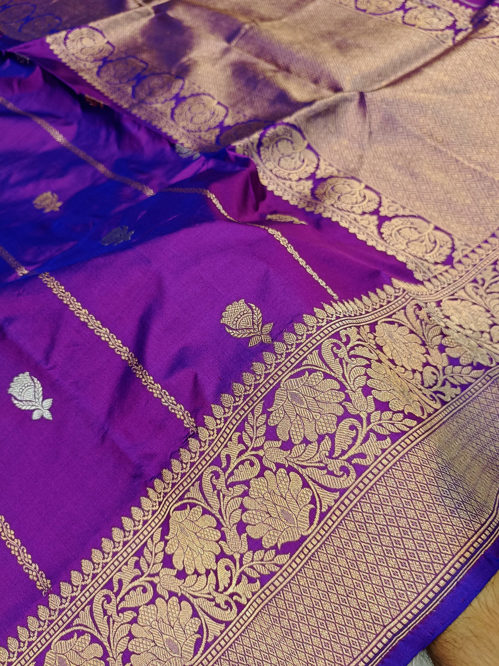 Magenta Purple Shade Handwoven High Percentage Kataan Silk Banarasi