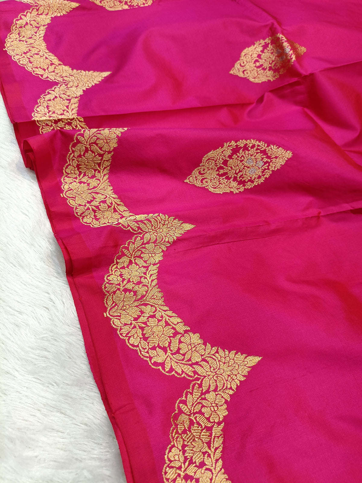 Rani Pink Shade Scale Design Handwoven High Percentage Kataan Silk Saree