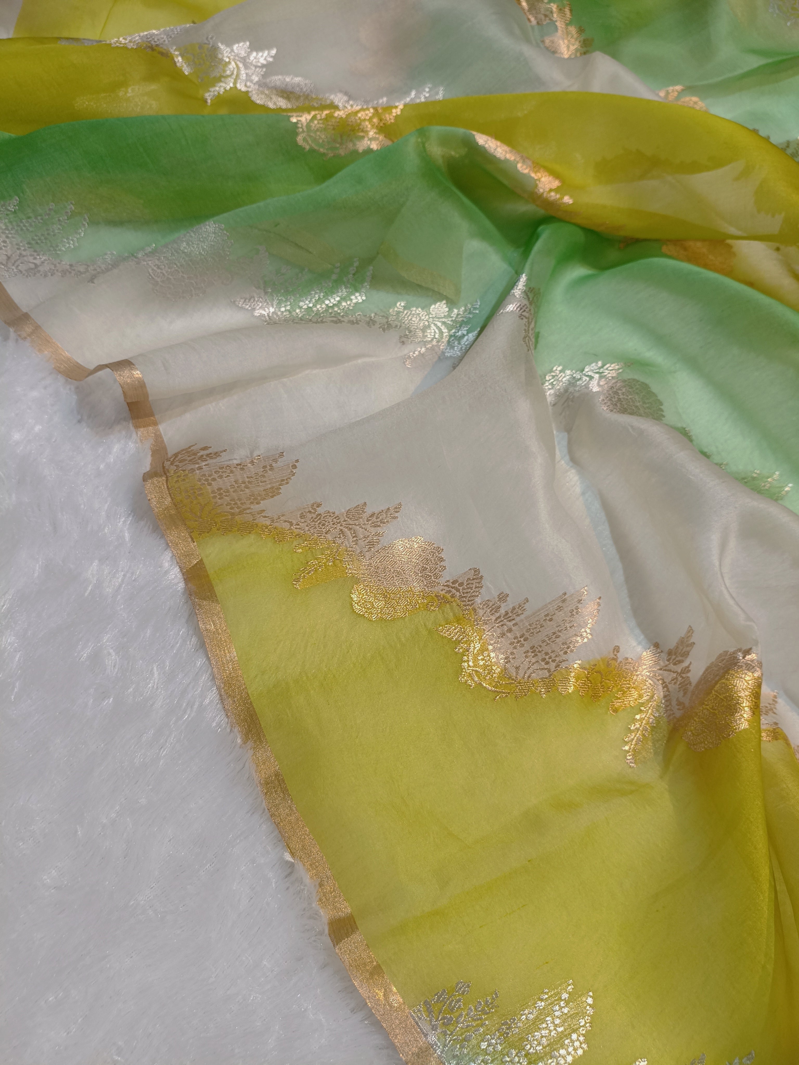 Pure Kora Organza Silk Rangkaat Banarasi Saree – Floral Woven Design